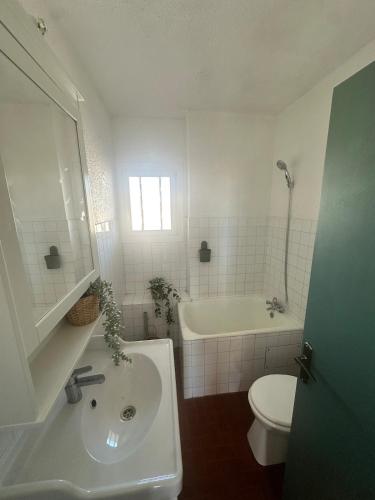 une salle de bain avec un lavabo, une baignoire et des toilettes dans l'établissement Studio en plein cœur du village, à Saintes-Maries-de-la-Mer