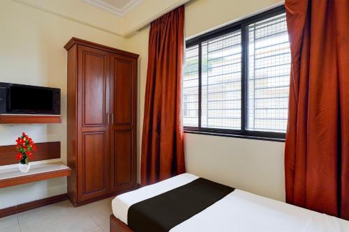 Ένα ή περισσότερα κρεβάτια σε δωμάτιο στο Super Hotel O Thimmaiah Rd Rajajinagar