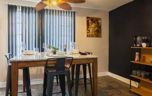 a dining room with a table and chairs at 3bdrooms In Pinehill W Kbeds,entire-airport,sfh in Cheektowaga
