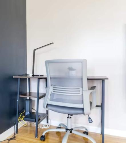 an office chair sitting in front of a desk at 3bdrooms In Pinehill W Kbeds,entire-airport,sfh in Cheektowaga