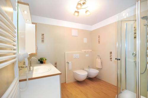 a bathroom with a toilet and a sink and a shower at Mitterhof in Villandro