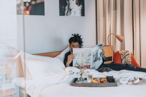 En eller flere senge i et værelse på Story Hotel Studio Malmo, part of JdV by Hyatt