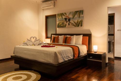 a bedroom with a large bed in a room at Lamin Etan Saba Selatan in Keramas