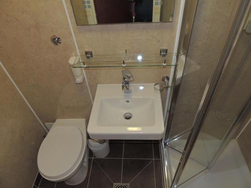 Un baño de Dolphin Hotel