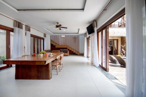 a dining room with a wooden table and chairs at Lamin Etan Saba Selatan in Keramas