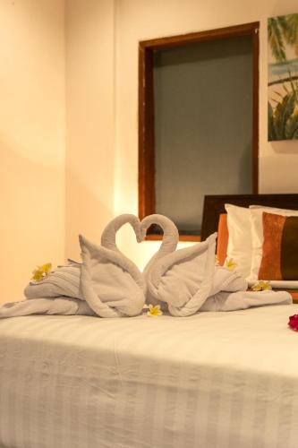 two swans making a heart on a bed at Lamin Etan Saba Selatan in Keramas