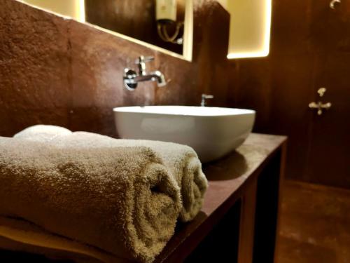 JagdalpurにあるBastar Greens Eco Staysのバスルーム(シンク、白いタオル付)