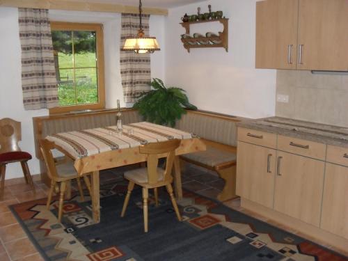 une cuisine avec une table en bois et une salle à manger dans l'établissement Mucherhof, à Kasern