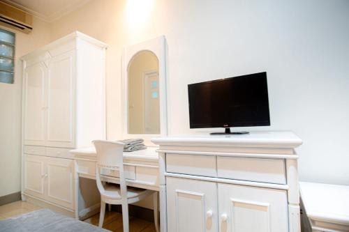 a white desk with a tv on top of it at Hotel Permata Malioboro in Yogyakarta