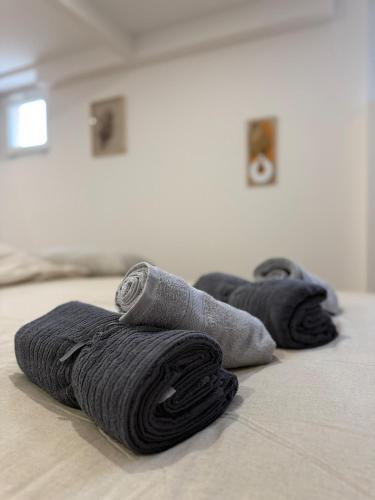 - une rangée de serviettes assises au-dessus d'un lit dans l'établissement Logis en campagne avec piscine, à Châlonvillars