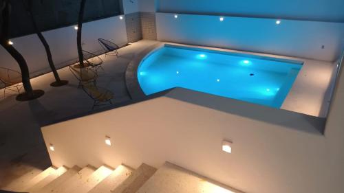 eine Draufsicht auf einen Swimmingpool in einem Haus in der Unterkunft Casa del Sol in Santa Cruz Huatulco