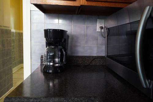 a coffee maker sitting on a counter in a kitchen at Central Aptniagrafallwifibillkitchenwdking in Buffalo