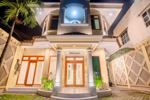 a house with a tv on top of it at Hotel Permata Malioboro in Yogyakarta