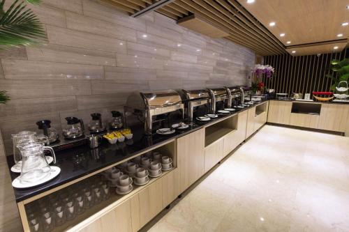 a restaurant kitchen with aasteryasteryasteryasteryasteryasteryasteryasteryasteryasteryastery at Avanti Hotel in Ho Chi Minh City