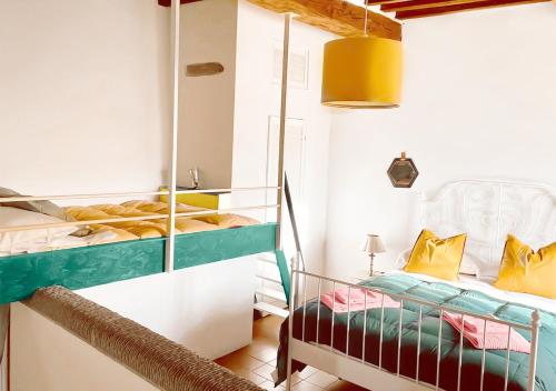 ein Zimmer mit zwei Etagenbetten und einer Treppe in der Unterkunft Chianti Home with Pool Terrace Garden and Magnificient View 2 to 8 persons in Greve in Chianti