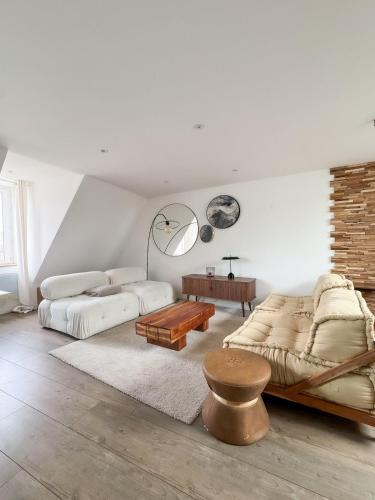 un salon avec un canapé et une table dans l'établissement Duplex centre-ville2, à Caen