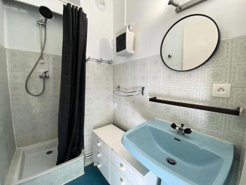 une salle de bain avec un lavabo, une douche et un miroir dans l'établissement Résidence Diamant 1 - Joli studio au plein cœur de la station des Deux Alpes avec balcon plein SUD MAE-9571, à Vénosc