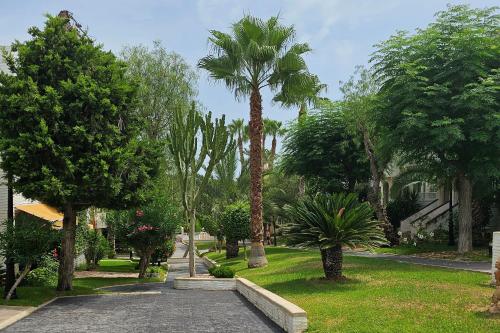 Zahrada ubytování House Next to Beach in Tropical Garden
