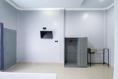 Μια τηλεόραση ή/και κέντρο ψυχαγωγίας στο Urbanview Hotel Menteng Jaya GH Palangka Raya
