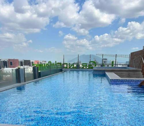 Πισίνα στο ή κοντά στο 1108 LaGrande2 11floor rooftop swiming angeles Walking street
