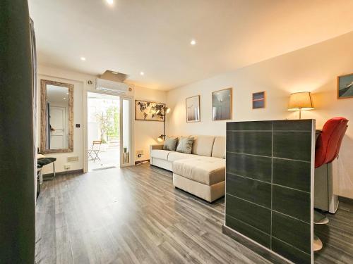 un salon avec un canapé et une table dans l'établissement Palace Adly 2 Pers WIFI AC Sea, à Nice