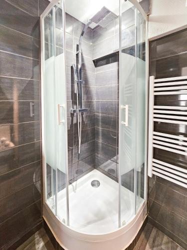 une douche avec une cabine en verre dans une salle de bain dans l'établissement Palace Adly 2 Pers WIFI AC Sea, à Nice