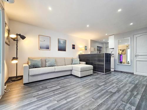 un salon avec un canapé et une cuisine dans l'établissement Palace Adly 2 Pers WIFI AC Sea, à Nice