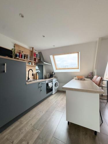 - une cuisine avec une table et un comptoir dans l'établissement Duplex centre-ville2, à Caen