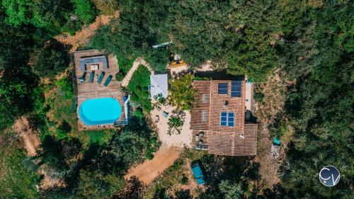une vue aérienne d'une maison avec piscine dans l'établissement La Marjelle, Havre de paix en pleine nature avec piscine, à Montclus