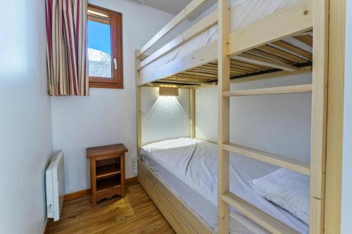 une chambre avec deux lits superposés et une fenêtre dans l'établissement Résidence Les Hauts De Preclaux - Spacieux logement pour 8 personnes aux Orres 1800 MAE-6891, aux Orres