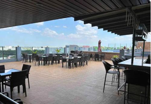 Gallery image of 1124 LaGrande2 11floor rooftop swiming angeles Walking street in Angeles