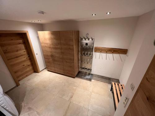einen Weinkeller mit Holztüren und Fliesenboden in der Unterkunft Wildkogel-Villa in Bramberg am Wildkogel