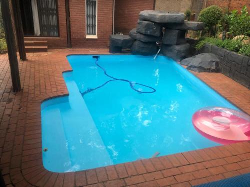 Πισίνα στο ή κοντά στο Bedfordview Accommodation - Koi Liv-Inn