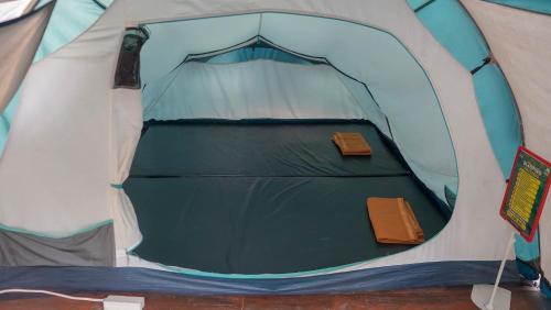 all'interno di una tenda con la porta aperta di Jolotundo Glamping and Edupark a Sagi