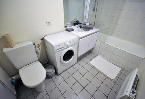 une salle de bain avec une machine à laver et un lavabo dans l'établissement Nice 36 m2 - Parc des Buttes Chaumont!, à Paris