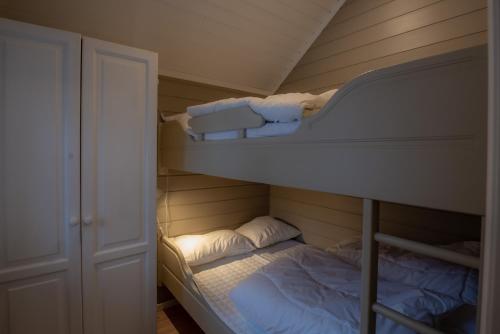 a bunk room with two beds and pillows at Bakkebyvegen 15B in Trysil