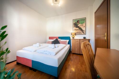a hotel room with a bed and a table at Reihenvilla Ambachgasse in Caldaro