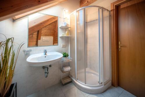 a bathroom with a shower and a sink at Reihenvilla Ambachgasse in Caldaro