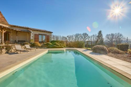 une piscine dans l'arrière-cour d'une maison dans l'établissement Villa du Monde - 160 m² avec piscine privée, à Saint-Rémy