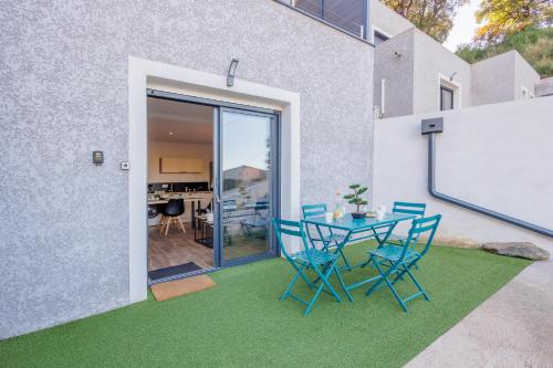 d'une terrasse avec des chaises et une table avec un tableau noir. dans l'établissement La Casa Di Castagni - Climatisé avec terrasse, à Oletta