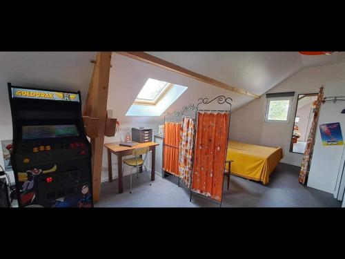 una camera con un letto e un tavolo di Le Vin-Tage a Broin