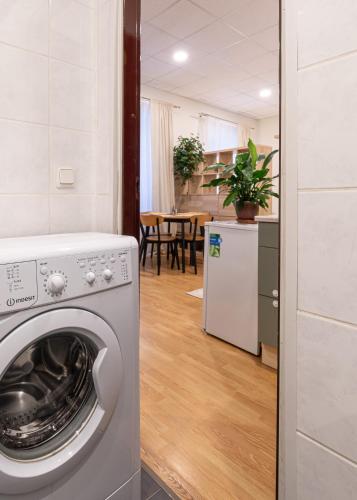 eine Küche mit Waschmaschine in einem Zimmer in der Unterkunft Green Residence in Tallinn