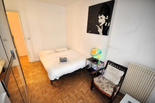 une chambre avec un lit, une table et une chaise dans l'établissement Spacious, Bright Apartment with Private Parking, à Paris