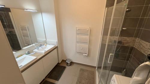 une salle de bain avec un lavabo et une douche dans l'établissement Le Carmel, à Sète