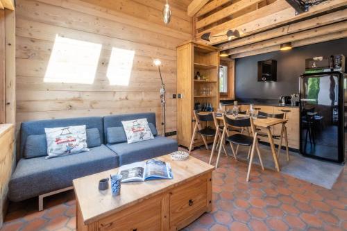 un salon avec un canapé bleu et une table dans l'établissement Chalet Racar pour 4 personnes, centre ville et vue sur la montagne, à Chamonix-Mont-Blanc
