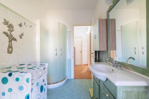 トルトリにあるCasa Vacanze Estate Al Mareのバスルーム(洗面台、トイレ付)