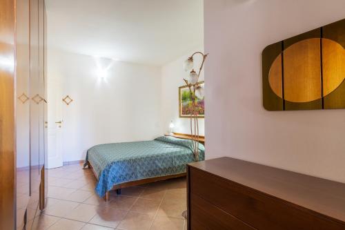 トルトリにあるCasa Vacanze Estate Al Mareのベッドとドレッサーが備わる部屋