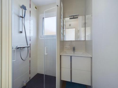 une salle de bain avec douche et lavabo dans l'établissement Appartement pour 4 avec balcon et terrasse, à Les Sables-dʼOlonne
