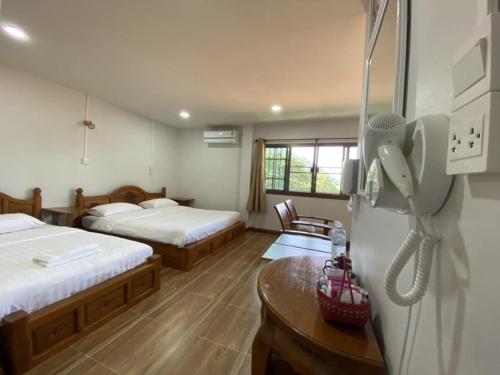 Postel nebo postele na pokoji v ubytování บ้านเพชรพวงเขาใหญ่