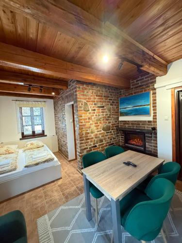 GraboszyceにあるDomek Bomba Zator Graboszyceのテーブルと椅子と暖炉のある部屋